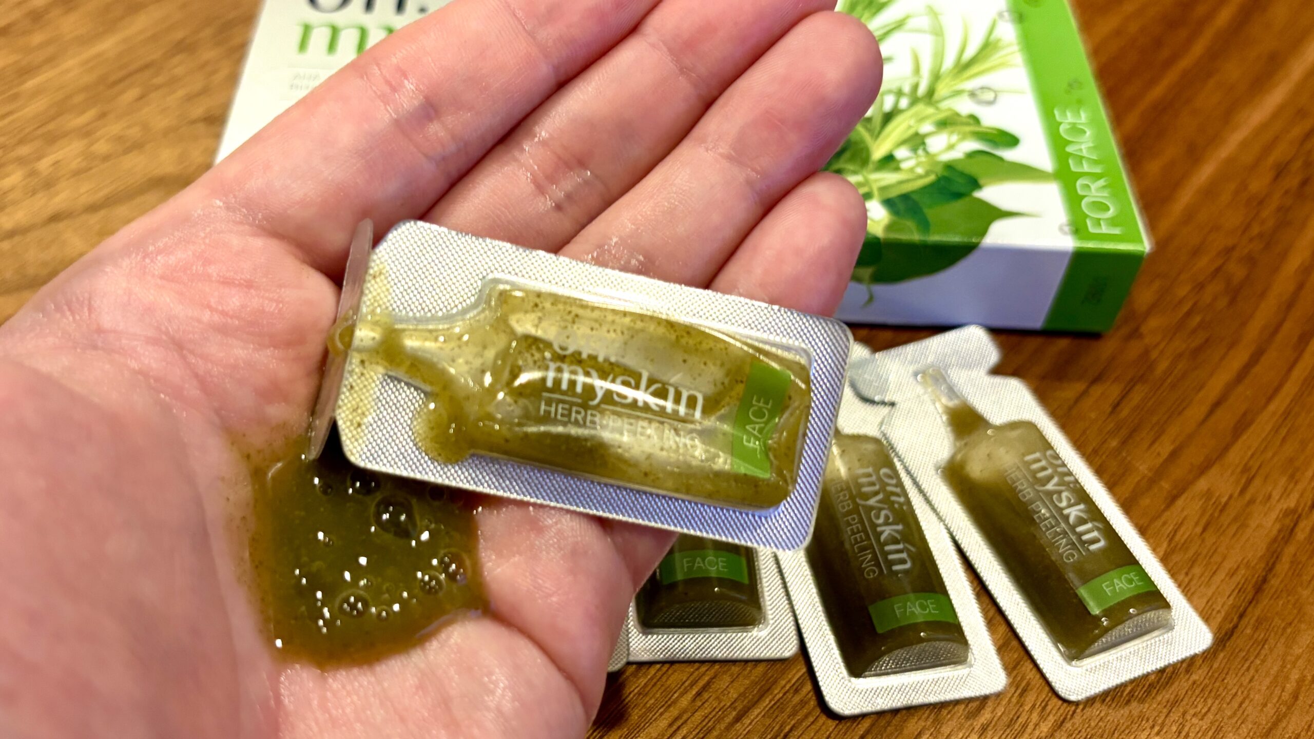 個包装を開けてHERB PEELINGを手に乗せた様子
