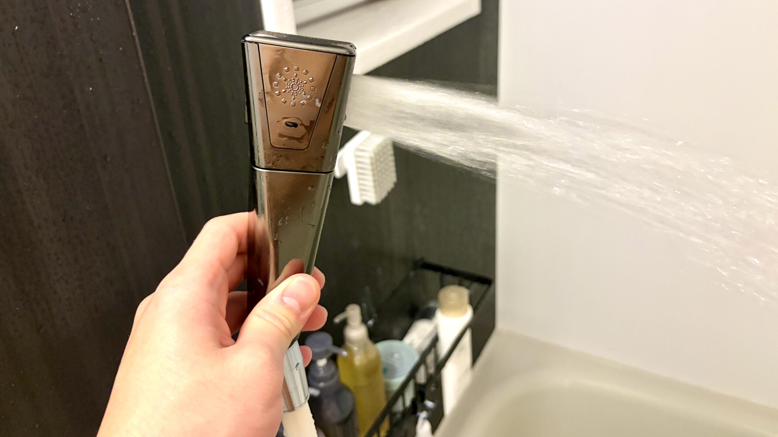 ミラブル艶を手に持ってウォームストレート水流を出している様子