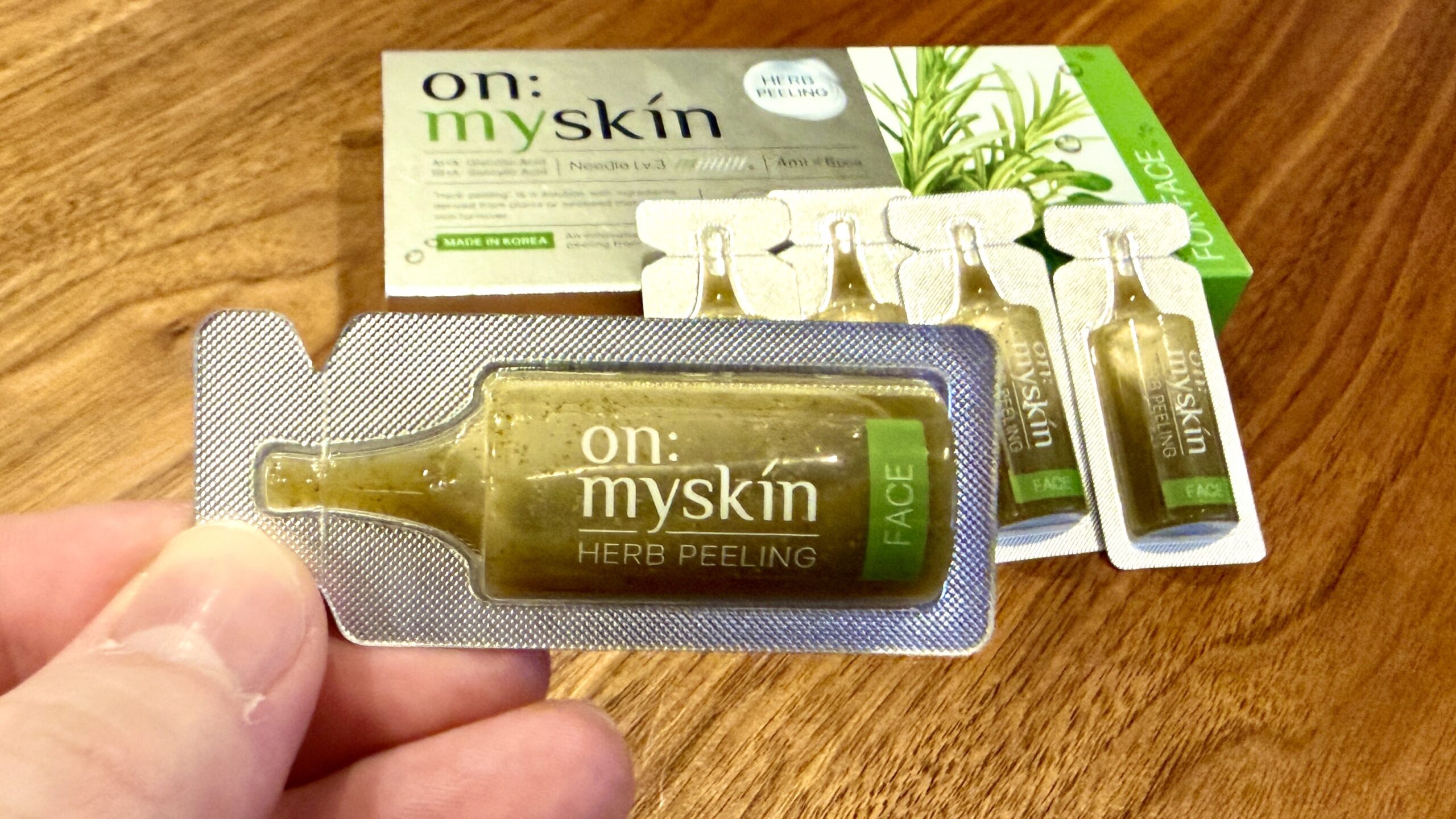 HERB PEELINGの箱と個包装