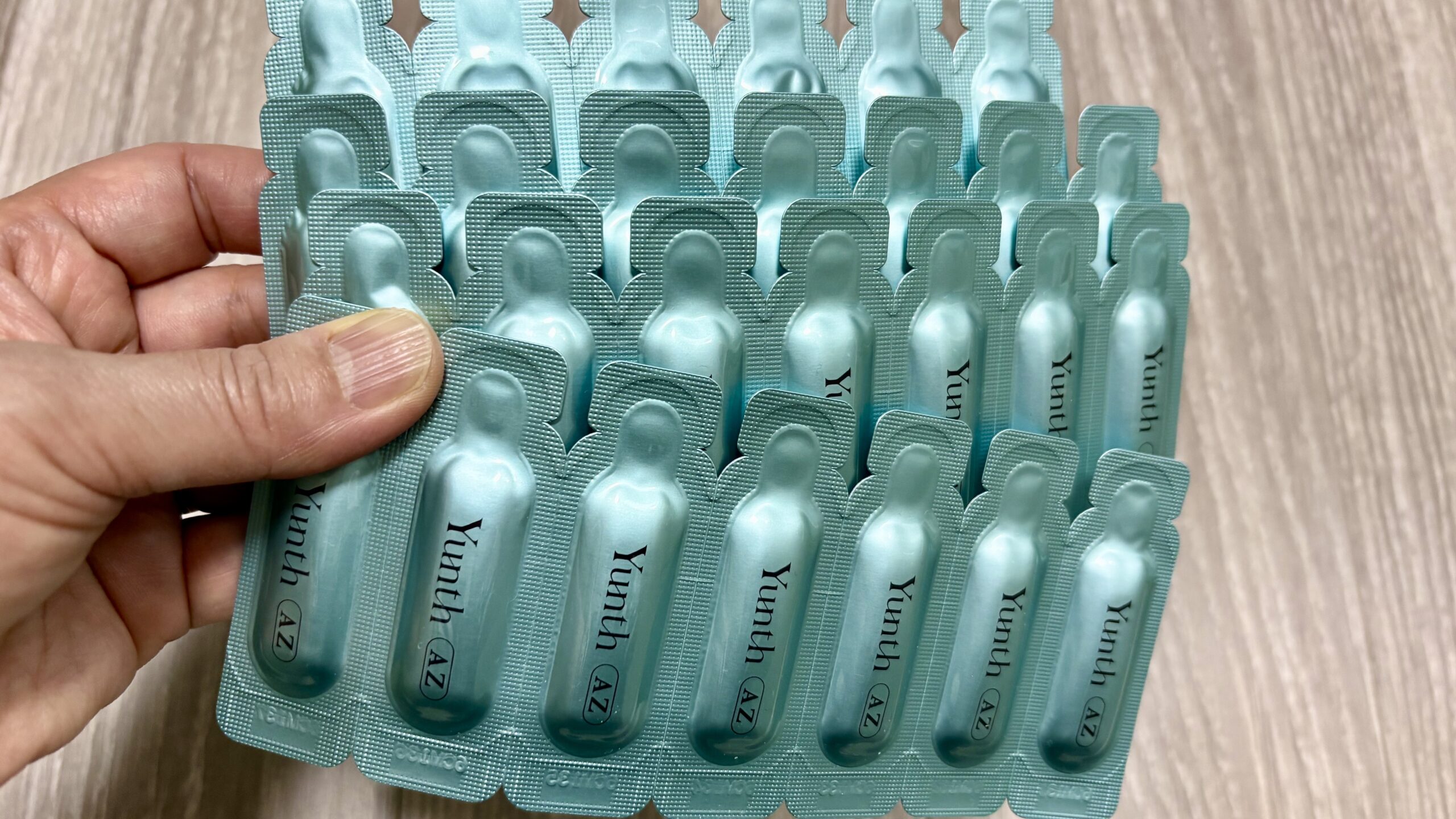 青のYunthを箱から並べた様子