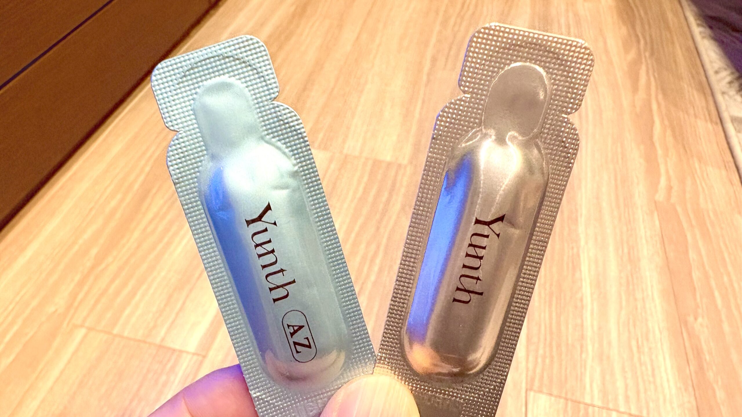 青とオレンジのYunthの個包装を持った様子