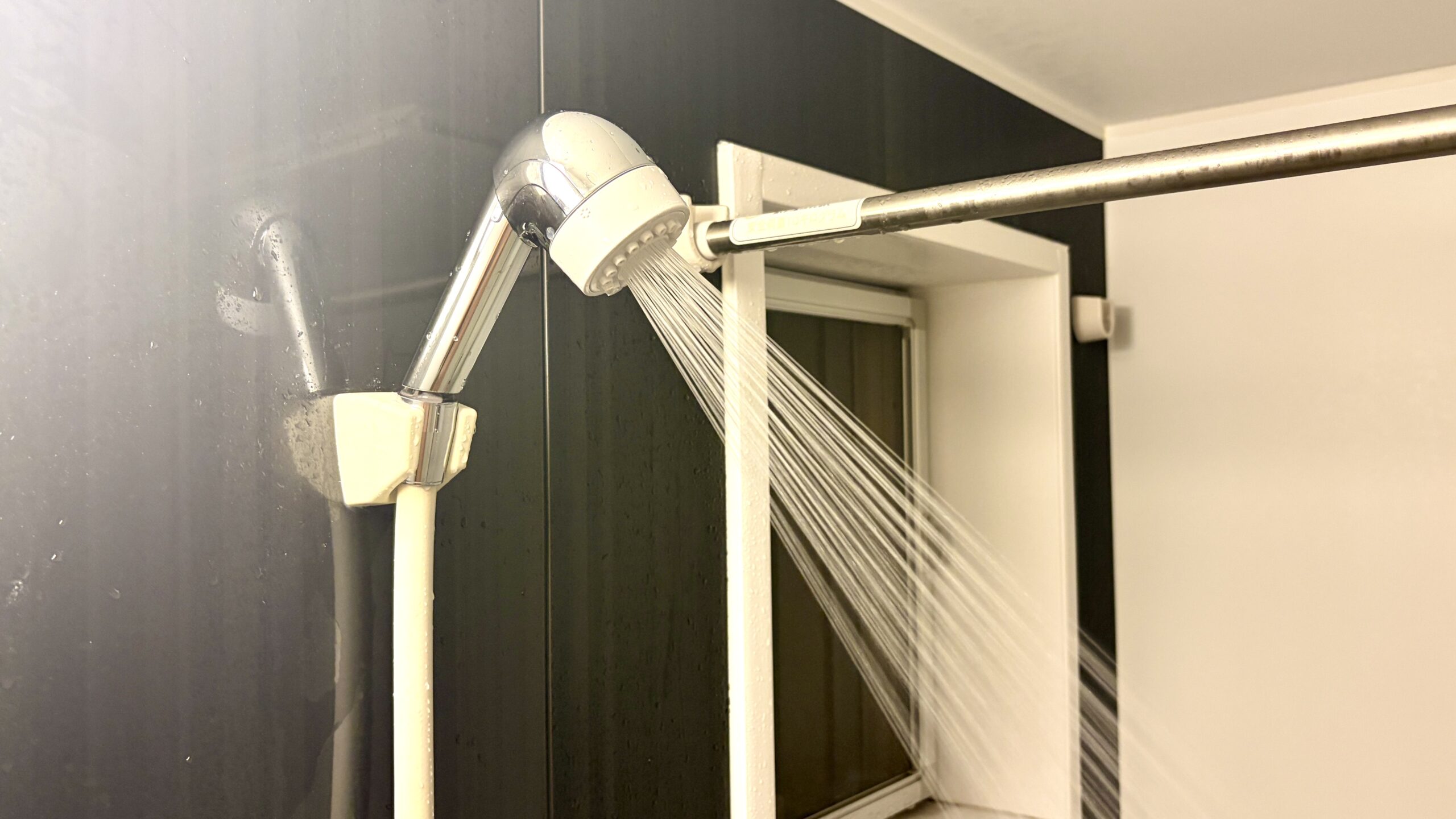 ミラブル潤をシャワーフックにかけてストレート水流を出している様子