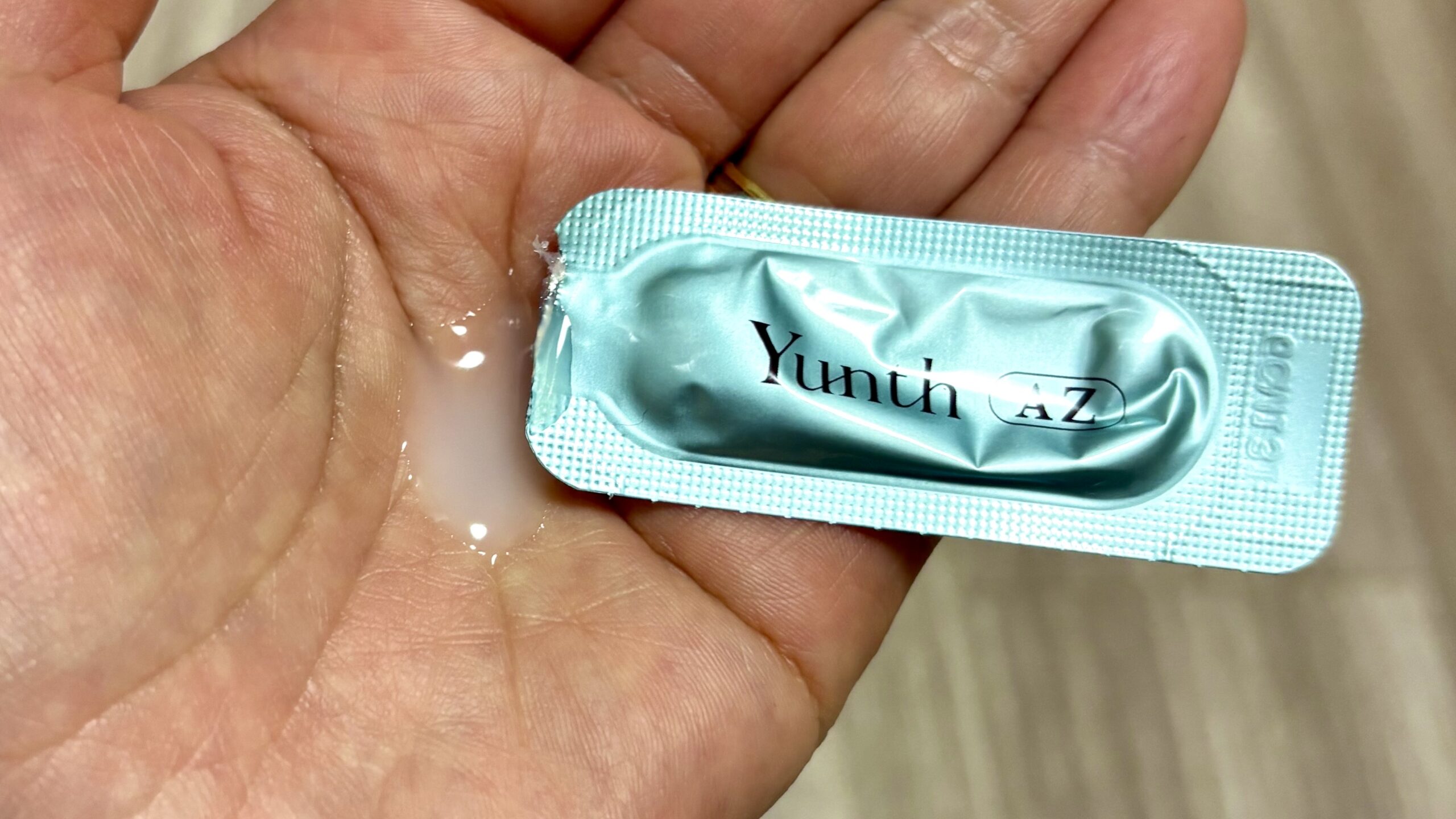 青のYunthを個包装から手に出した様子