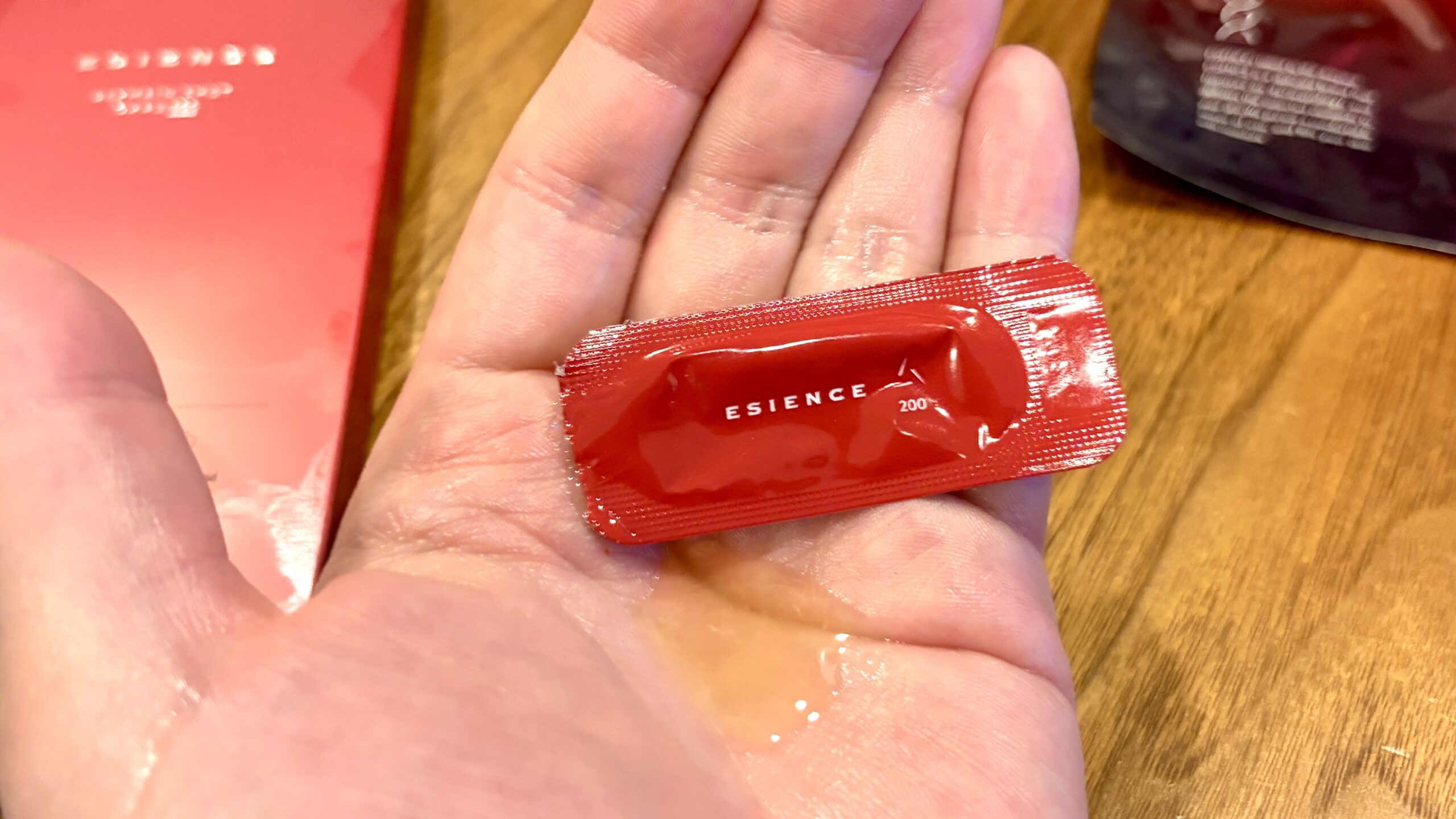 個包装を開けてESIENCEの液体を手に乗せた様子