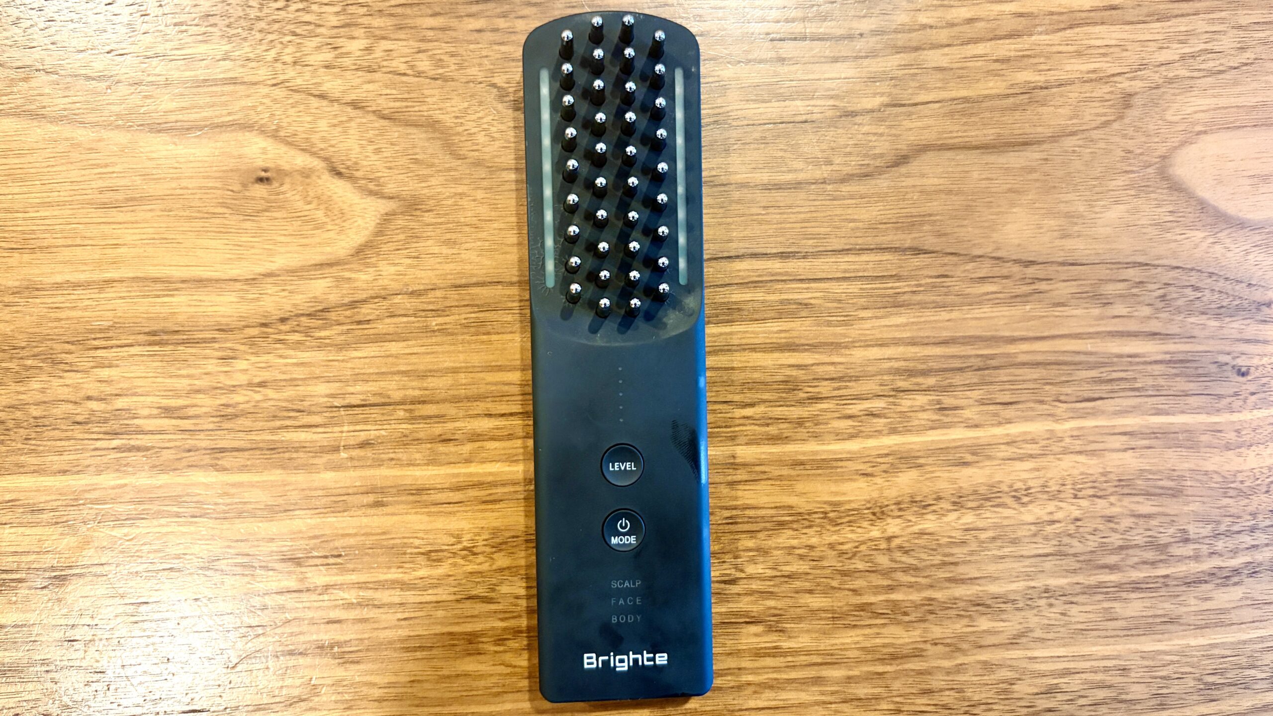 Brightエレキブラシをテーブルの上に置いた様子