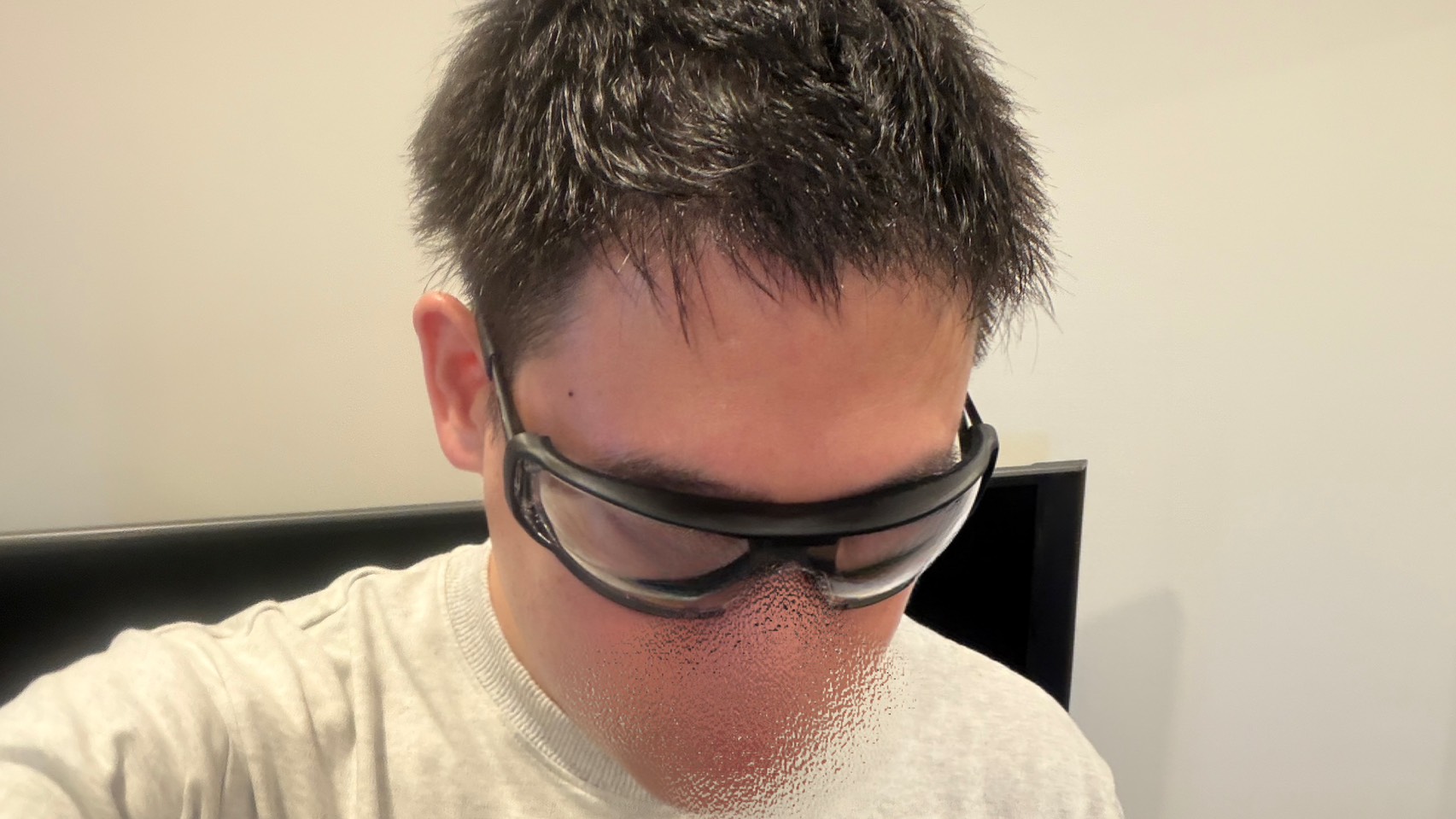 ICL手術後1週間、日常用の保護メガネを着用した様子